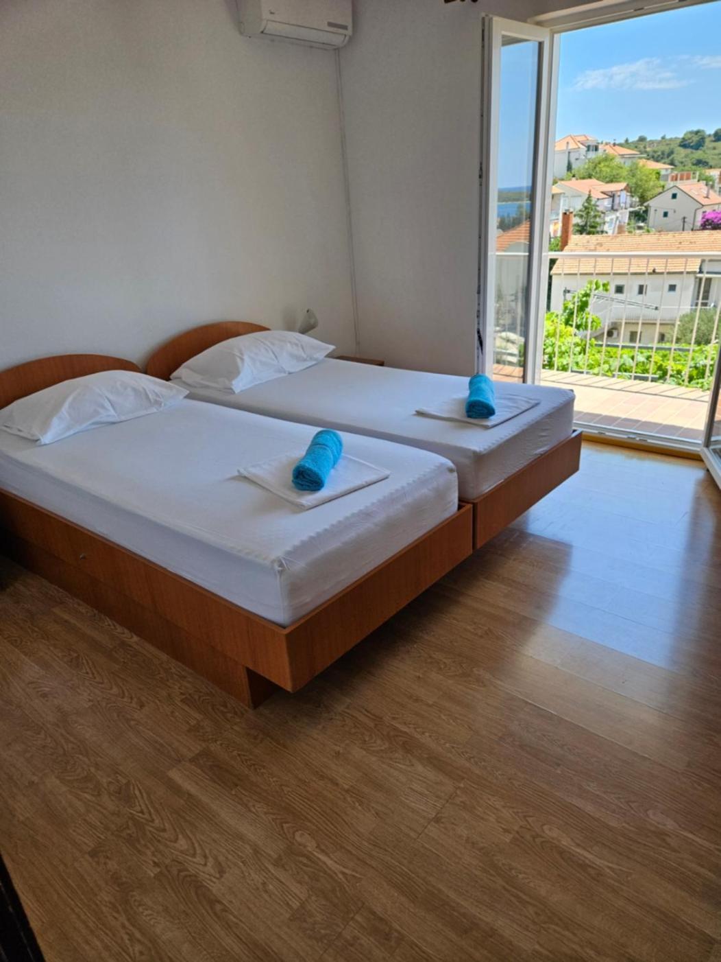 Luka'S Lodge Guesthouse & Hostel Хвар Экстерьер фото